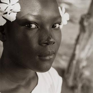 #311 -  Niña africana, flor blanca - Mango Creek, Belize, 1992